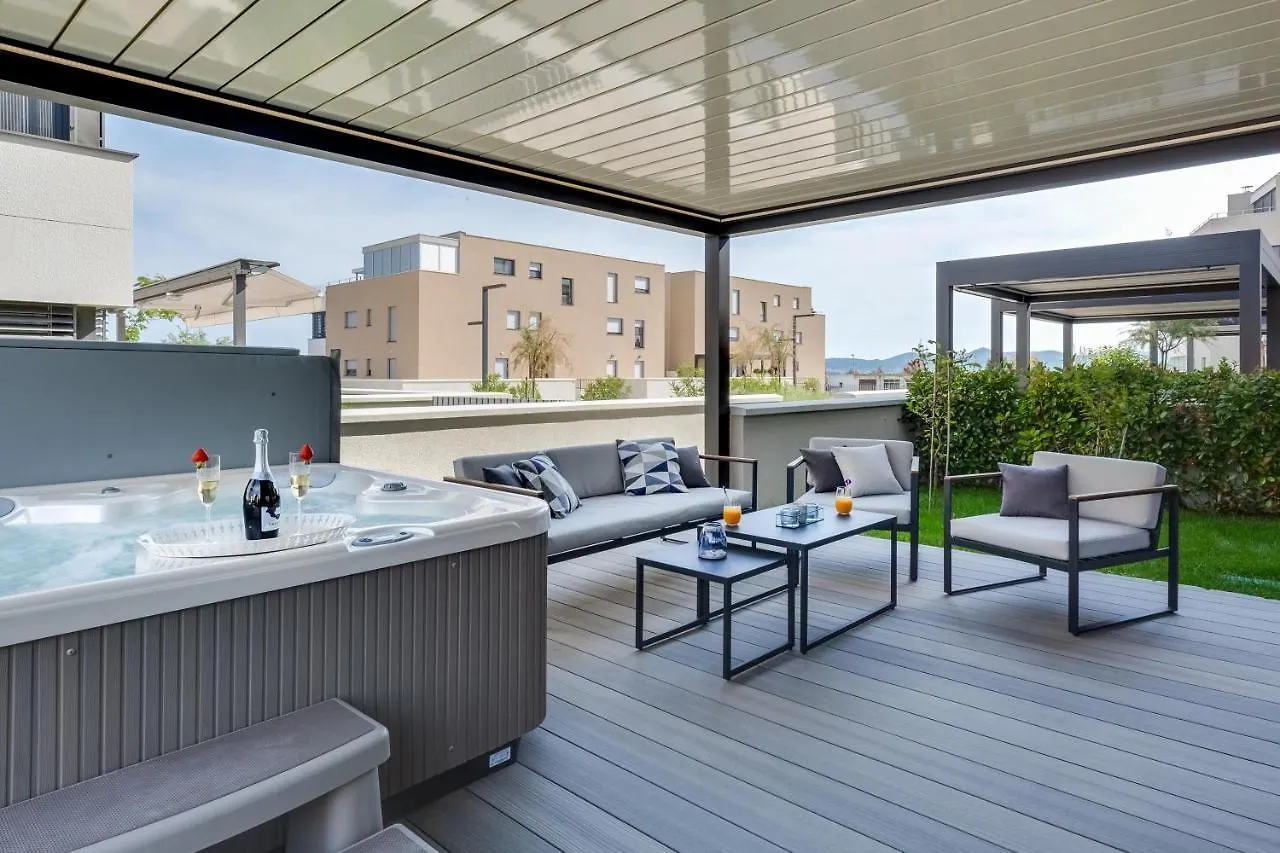 Shell Luxury Residences With Pool And Whirlpool Zadar Apartment